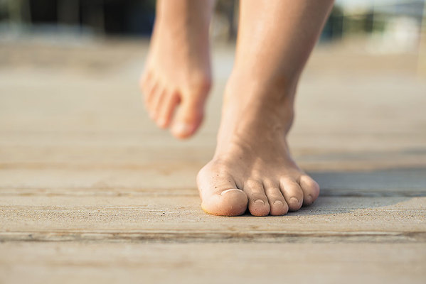 맨발로 걷기 트렌드: 건강한 발을 위한 첫걸음, 시보드 블로그