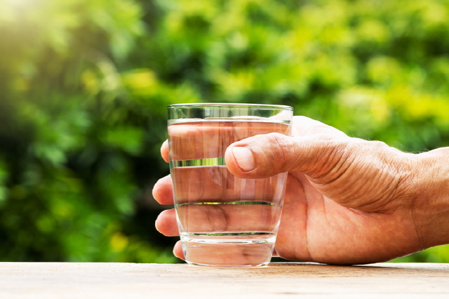 물 섭취 권장량: 많이 마셔도 되는 사람과 적게 마셔야 하는 사람 구분법, 시보드 블로그