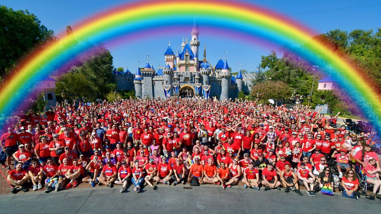 Gay_Days_Disneyland_2_CourtesyEddieShapiro - 복사본.jpg 펨붕이들은 모르는 요즘 디즈니랜드 ㄷㄷㄷㄷㄷㄷ