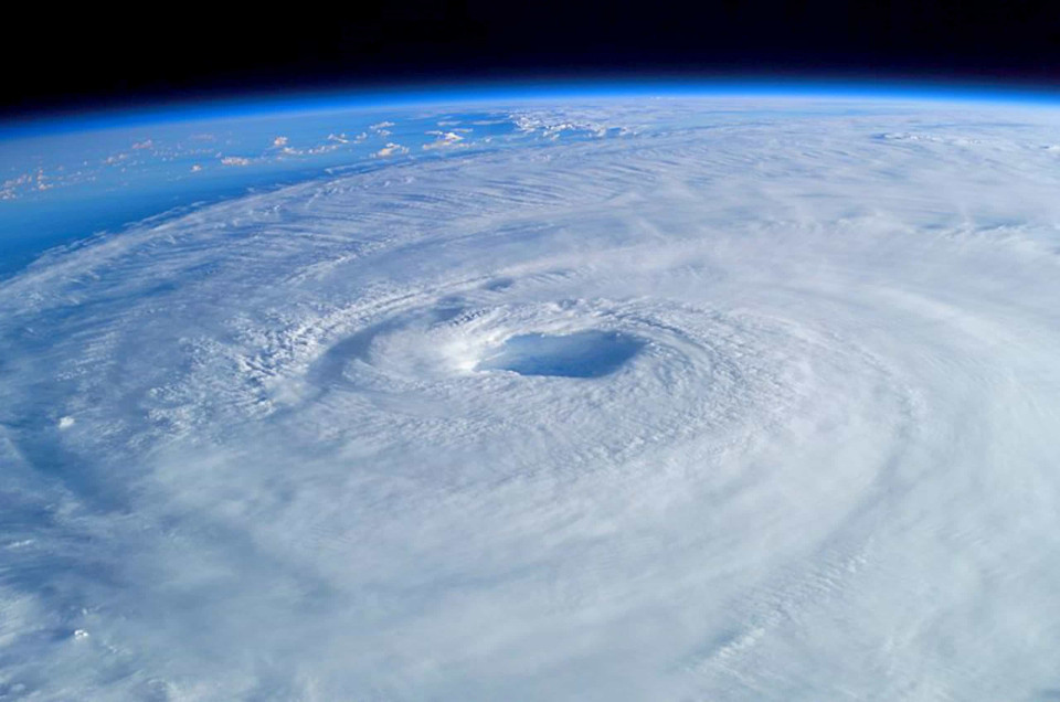 우주에서 본 경이로운 폭풍의 눈 이미지, 시보드 블로그