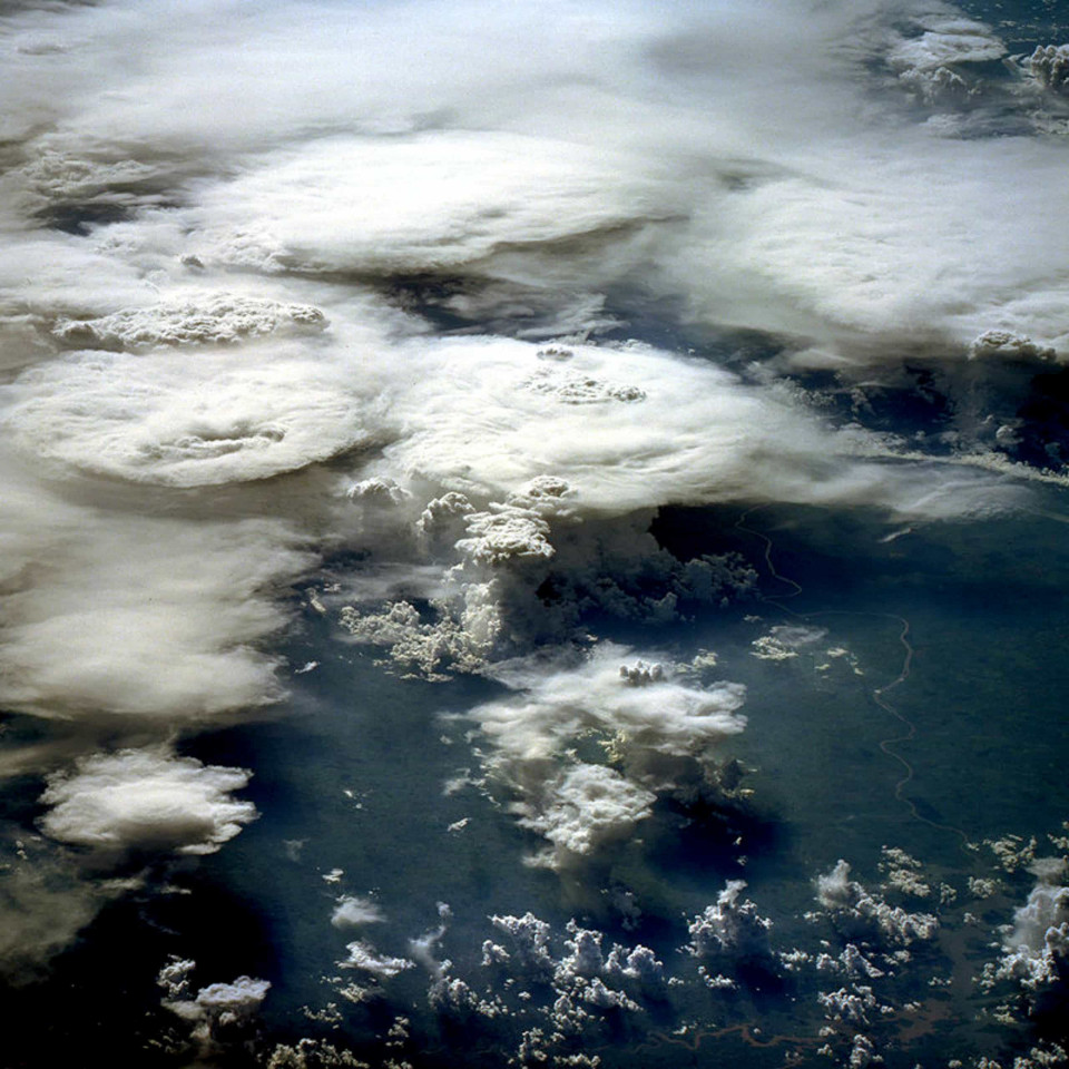 우주에서 본 경이로운 폭풍의 눈 이미지, 시보드 블로그
