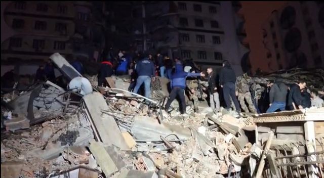 AFP &quot;지진 사망 튀르키예 53명·시리아 42명 이상 &gt; 사망자 최소 568명 튀르키예 규모 7.8 강진