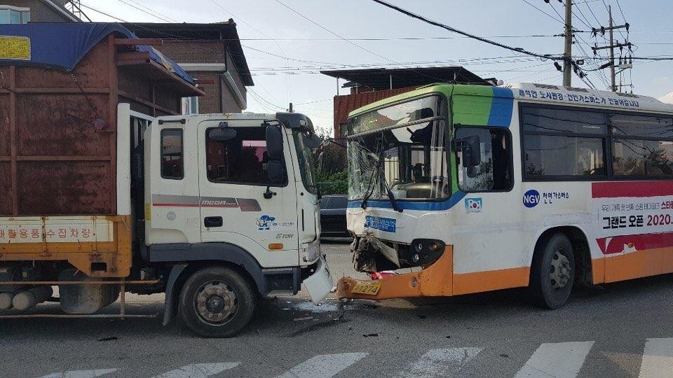 천안서 시내버스·승용차 등 충돌…10명 부상
