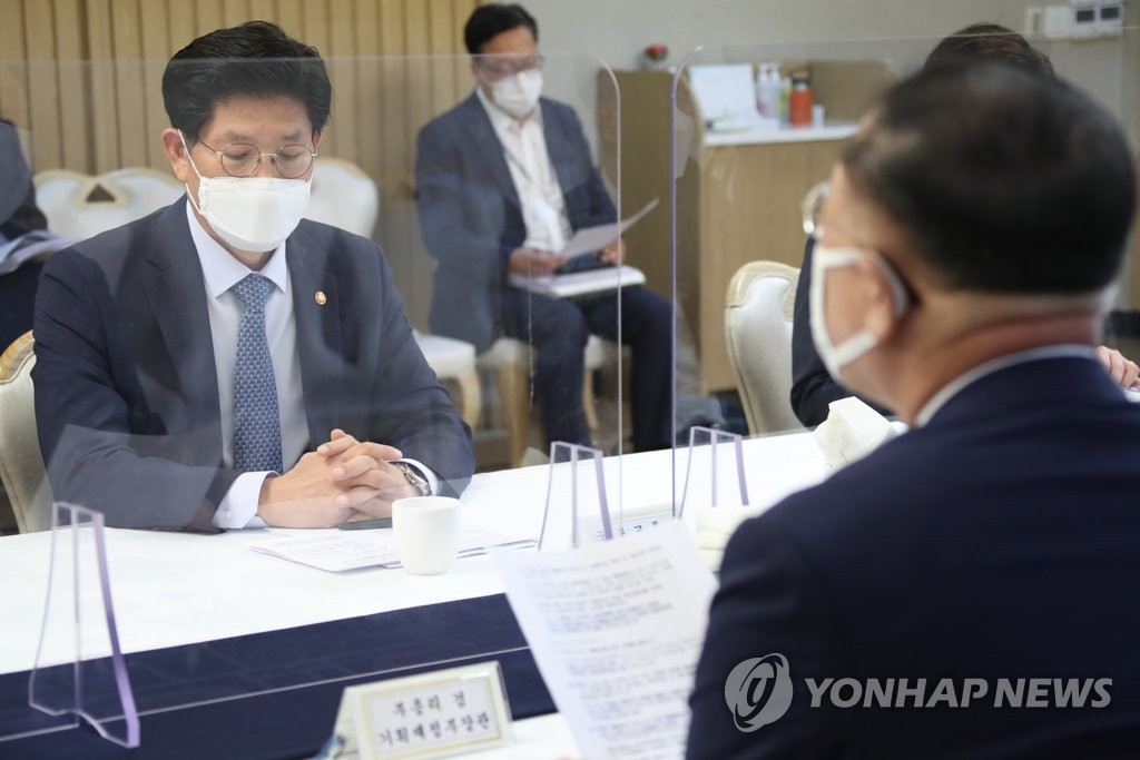 부동산시장 점검 관계장관회의 참석한 노형욱 장관