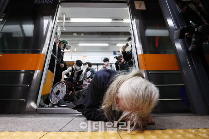 전장연, 장애인 예산 촉구…“내달 7일부터 출근길 지하철 시위 매일”