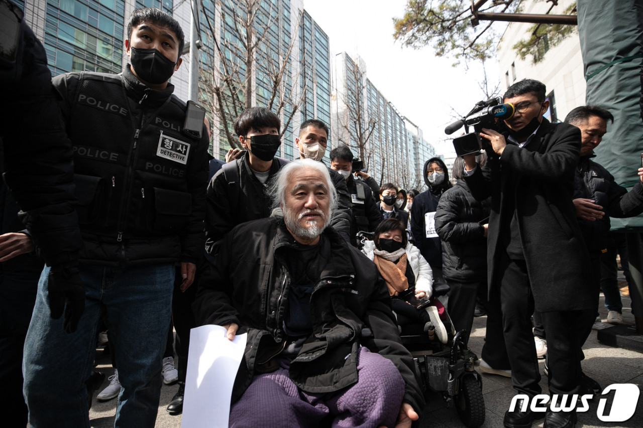경찰 '박경석 전장연 대표 체포 영장 집행'