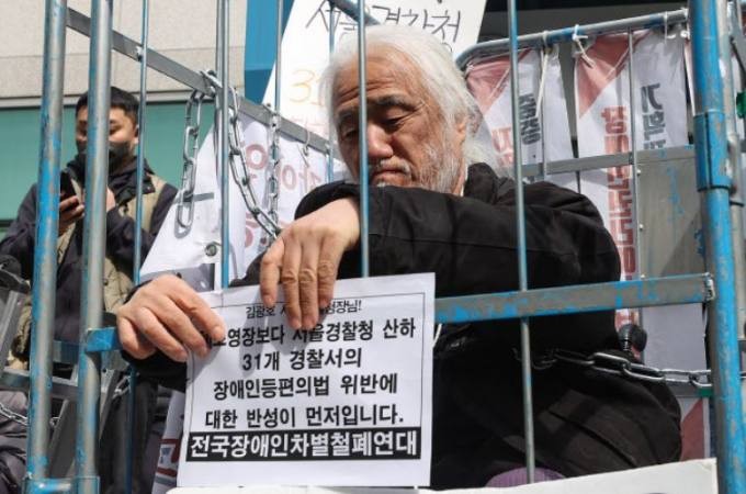 경찰, ‘지하철 불법 시위’ 박경석 전장연 대표 체포 하루만에 석방